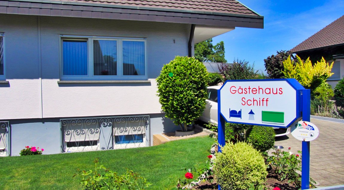 Eingang des Gästehauses mit Schild